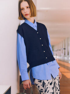 総針ポケット付きVネックベスト《2026 spring catalog item》（オフ