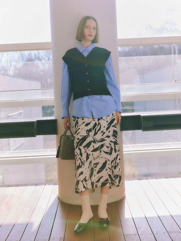 【2026年3月InRed掲載波瑠さん着用】ペイントパターンナロースカート（オフホワイト/ネイビー）｜Te chichi（テチチ）通販