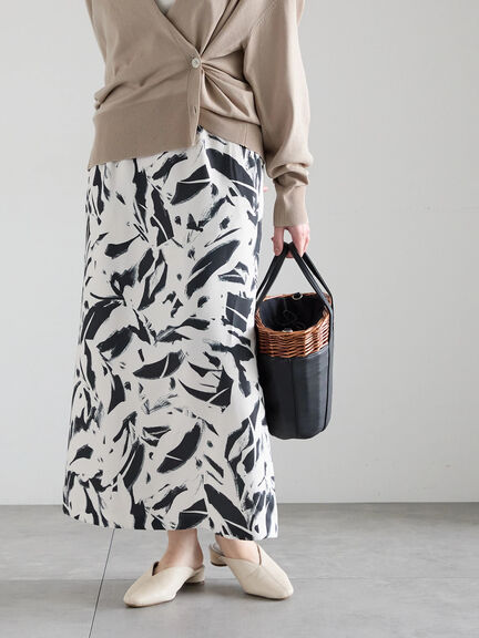 【2026年3月InRed掲載波瑠さん着用】ペイントパターンナロースカート（オフホワイト/ネイビー）｜Te chichi（テチチ）通販