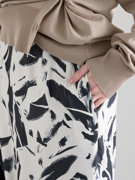 【2026年3月InRed掲載波瑠さん着用】ペイントパターンナロースカート（オフホワイト/ネイビー）｜Te chichi（テチチ）通販