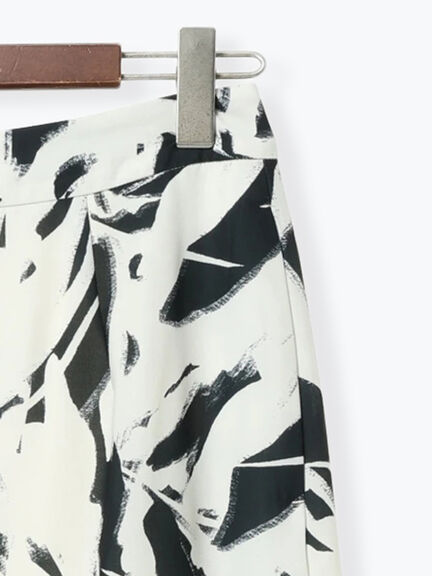 【2026年3月InRed掲載波瑠さん着用】ペイントパターンナロースカート（オフホワイト/ネイビー）｜Te chichi（テチチ）通販