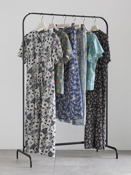 【LIBERTY FABRICS】Vネックフレアワンピース（ブラック/ネイビー）｜Te chichi（テチチ）通販