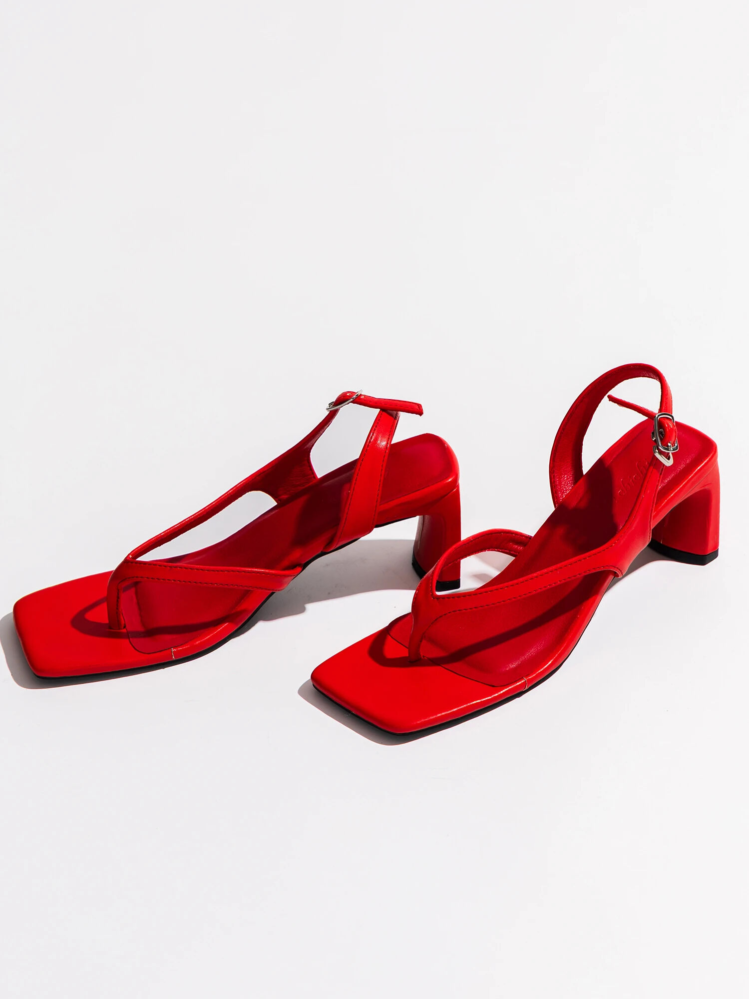 エコレザートングサンダル《2026 SUMMER LOOK item》（ブラック/レッド