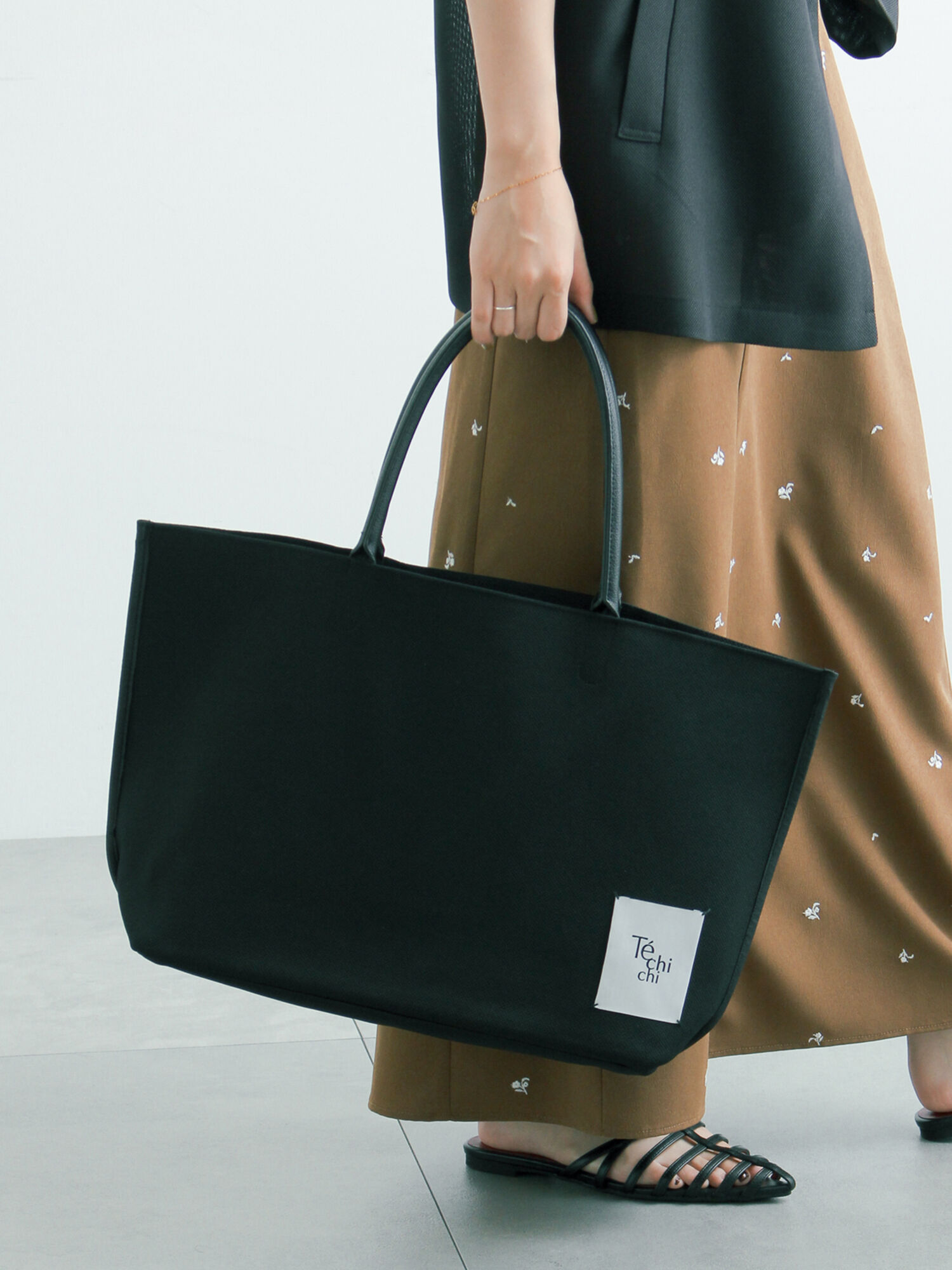 ニットビッグトート《2026 SUMMER LOOK item》（オフホワイト/ブラック