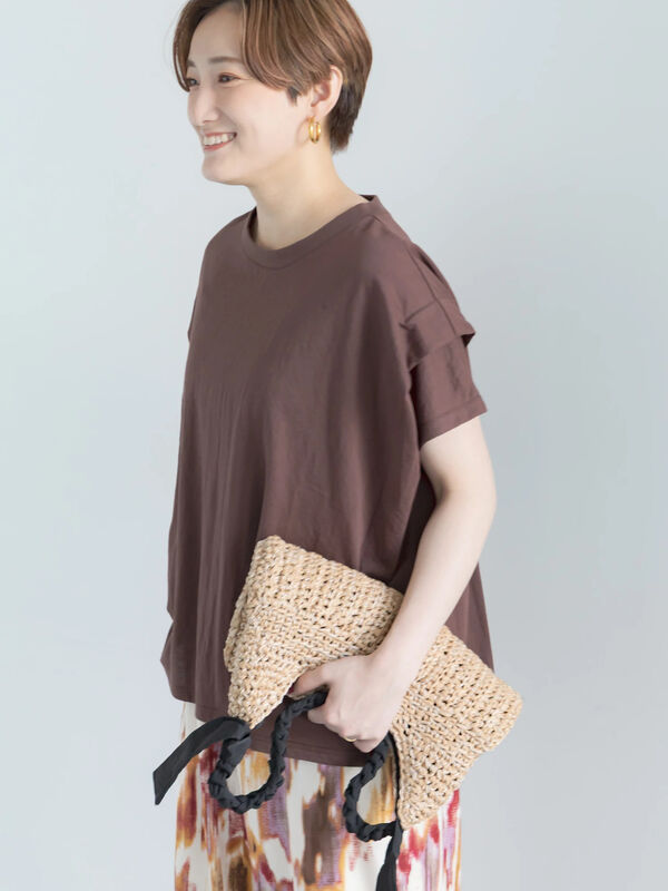 プラダ Tシャツ ビーズ ロゴ ブラウン コットン 接触冷感】ショルダータックTシャツ（オフホワイト/チャコールグレー