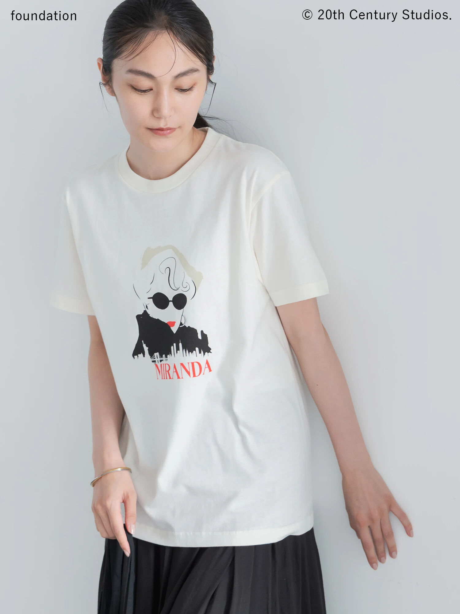 プラダを着た悪魔】ミランダTシャツ（オフホワイト/アイボリー