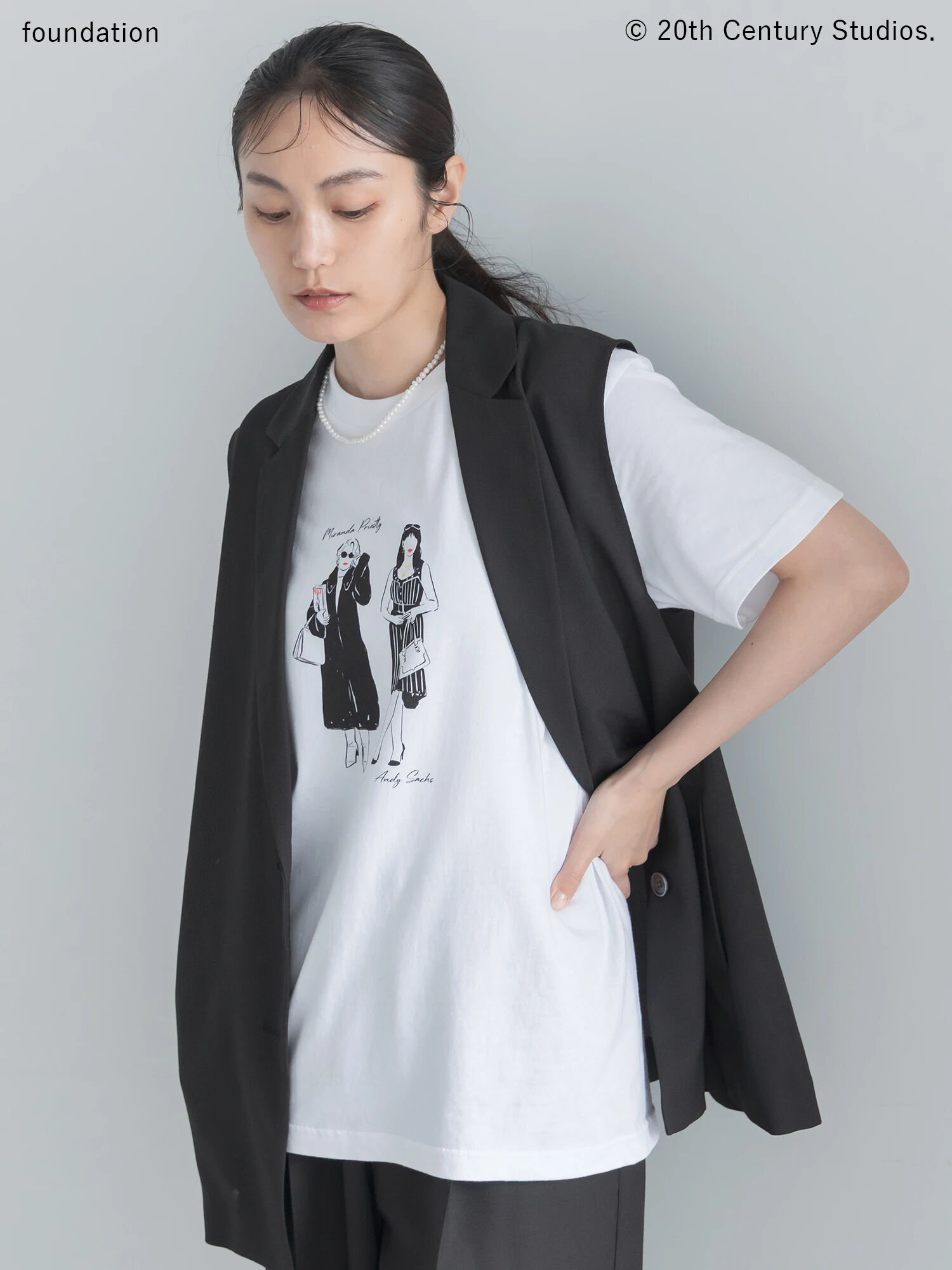プラダを着た悪魔】ミランダ&アンドレアTシャツ（オフホワイト