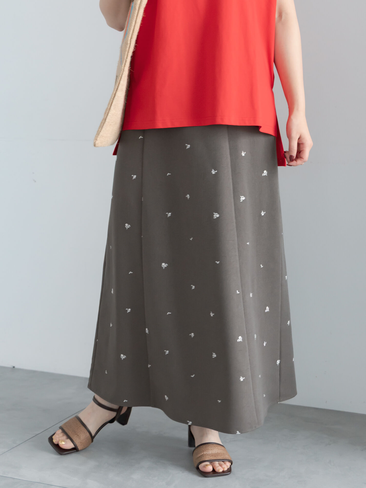 小花柄刺繍台形スカート(セットアップ可)（チャコールグレー/ブラウン
