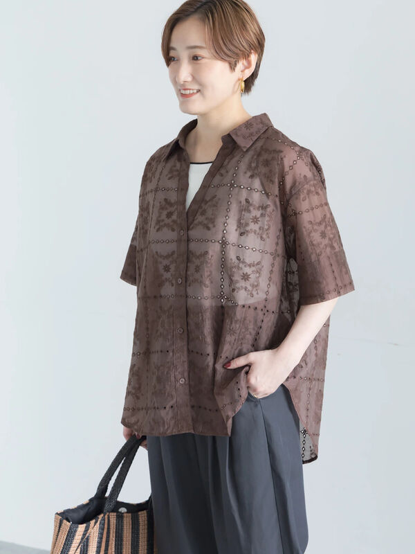 カットワーク刺繍5分袖スキッパーシャツ（オフホワイト/ブラウン