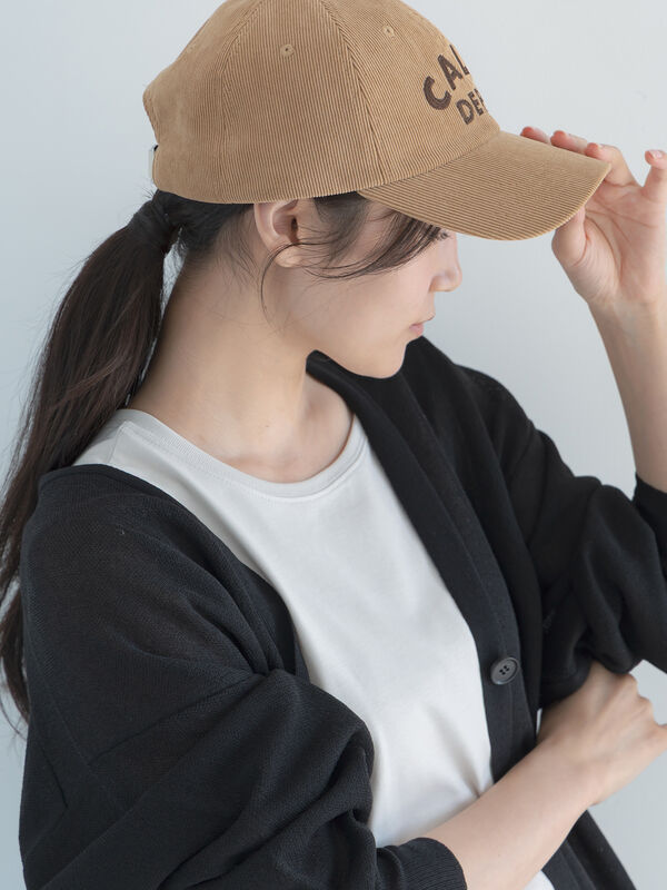 細畝コーデュロイロゴ刺繍キャップ（チャコールグレー/ボルドー