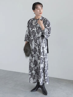 Te chichi【LIBERTY 】Vネックフレアワンピース ブラック セール】 【LIBERTY FABRICS】Vネックフレアワンピース（ブラック