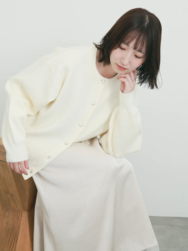 【WEB限定】パール釦カーディガン《吸湿発熱/帯電防止》（オフホワイト）｜Te chichi（テチチ）通販