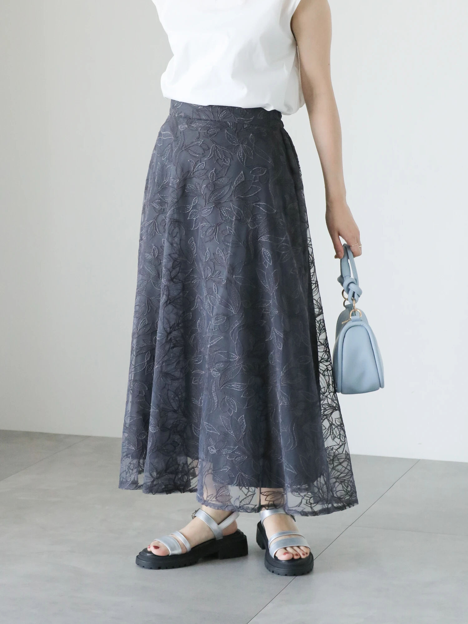 チュールフラワー刺繍フレアスカート（チャコールグレー/ブラック 