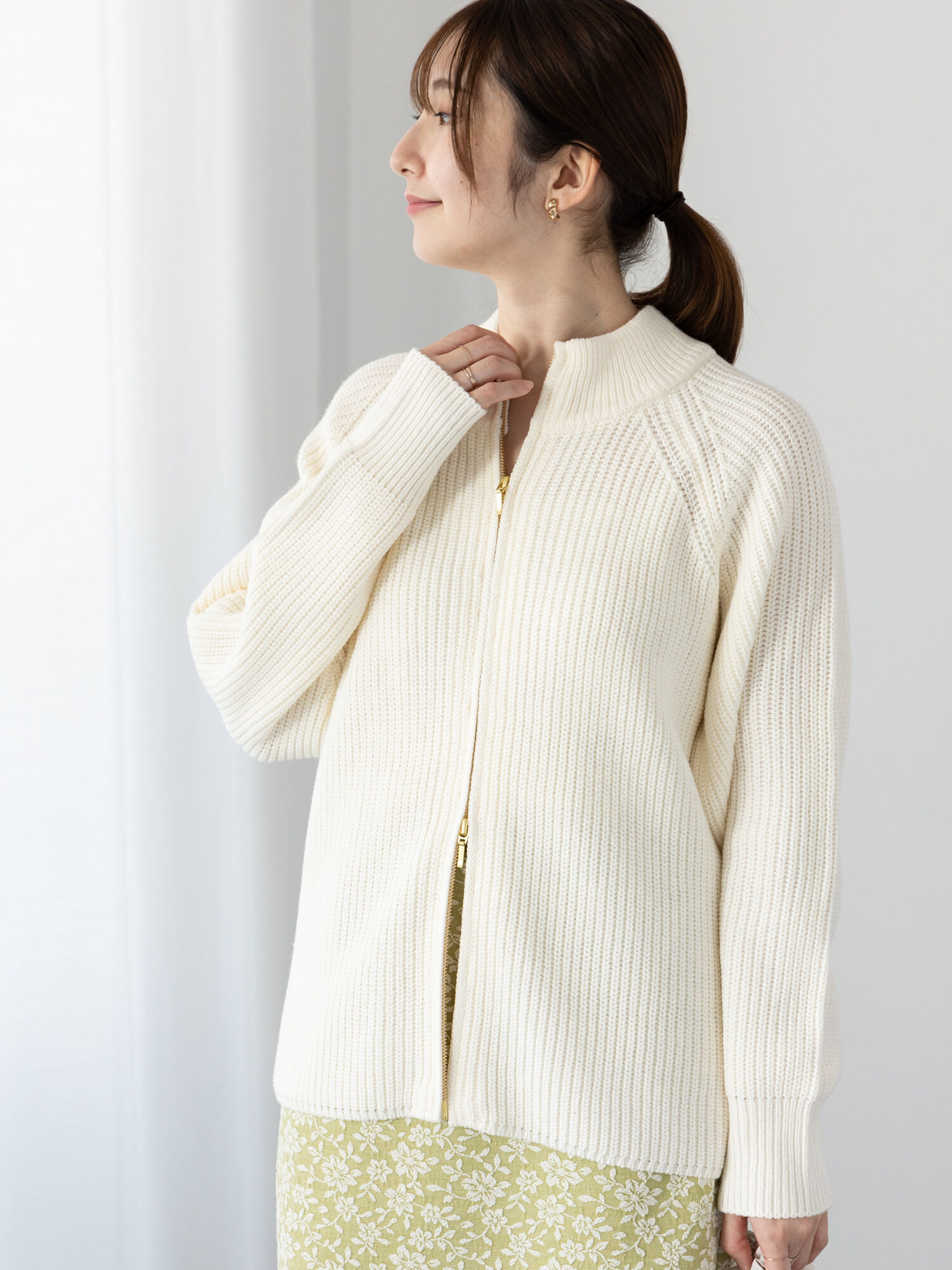 那知♡ セール】 片畦ハイネックダブルジップニット（オフホワイト