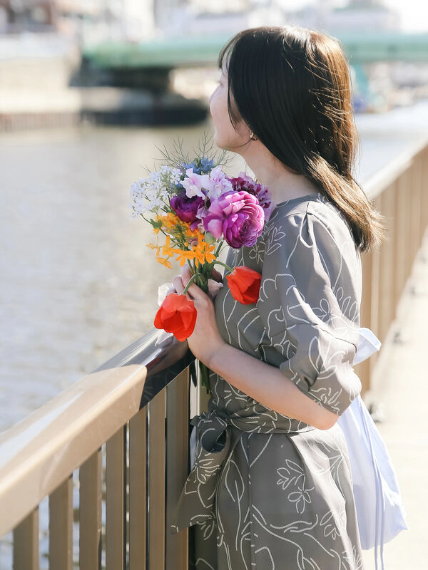 【日比谷花壇コラボ】刺繍ライクプリントワンピース（チャコールグレー/ベージュ/グリーン）｜Te chichi TERRASSE（テチチ テラス）通販