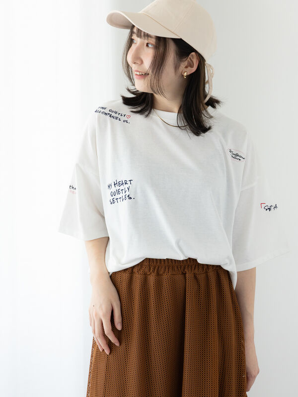 ランダム刺繍ロゴTシャツ（オフホワイト/グレー