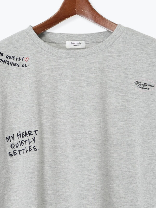 高評価レビュー ランダム刺繍ロゴTシャツ（オフホワイト/グレー トップス