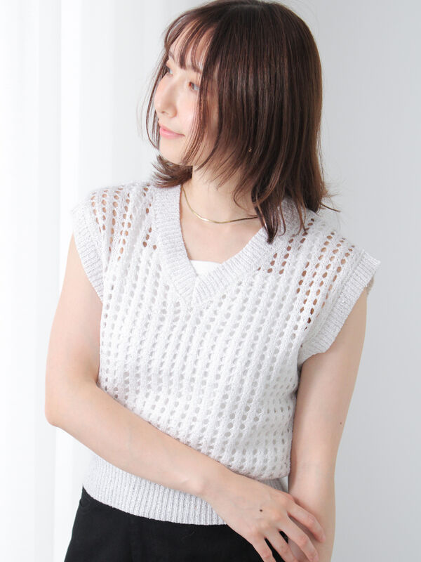 セール】 スパンコールメッシュVネックベスト（オフホワイト/グレー
