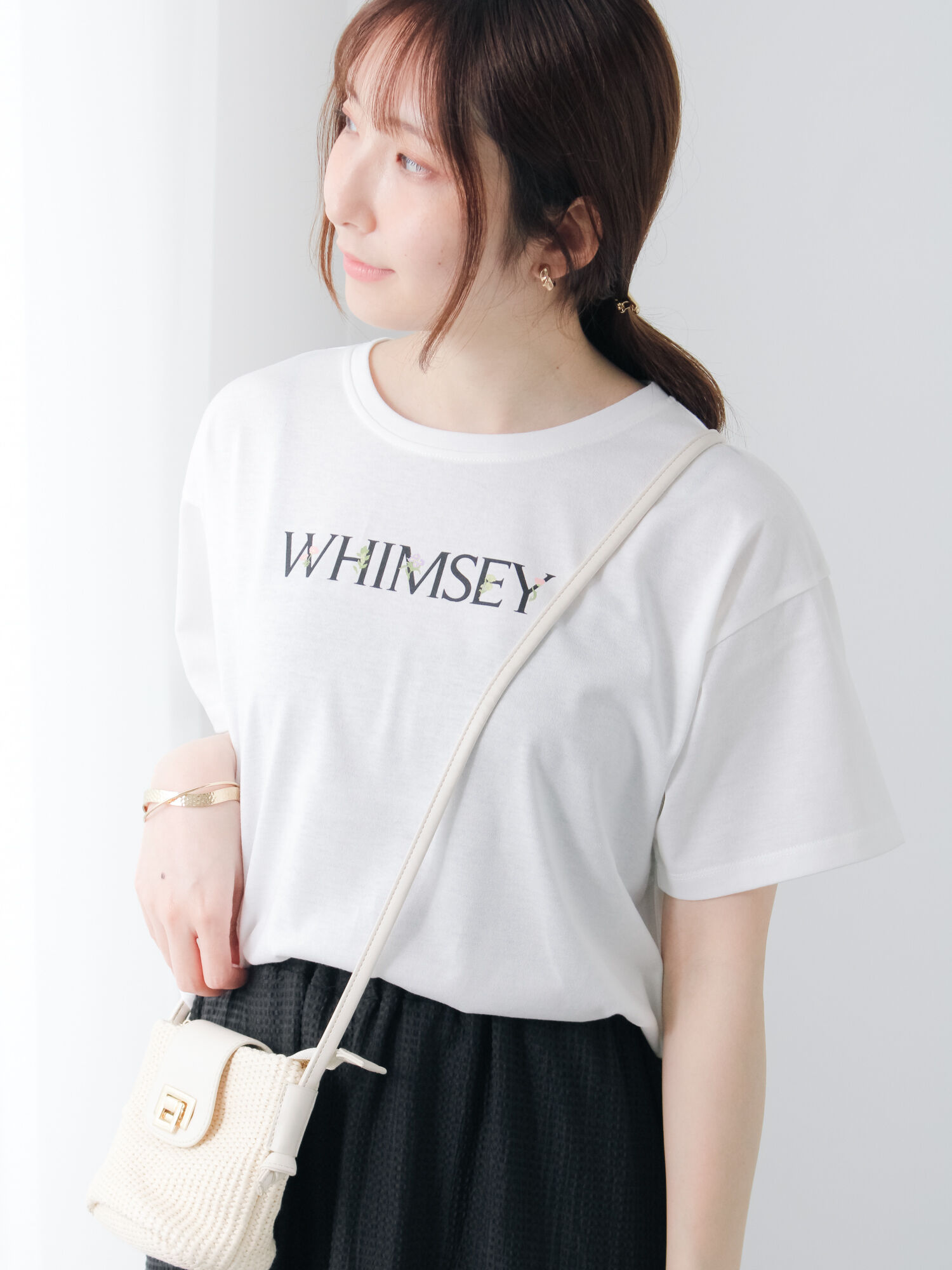 セール】 フラワーロゴプリントTシャツ（オフホワイト/ブラック