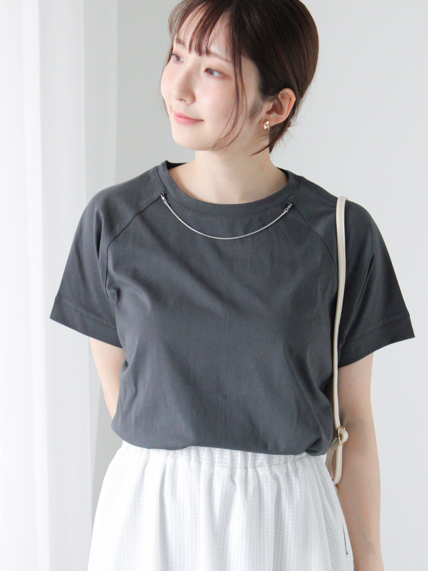 chiiibag チーバッグ　Tシャツ　新品　グレー ネックレス付きTシャツ（オフホワイト/グレー/チャコールグレー