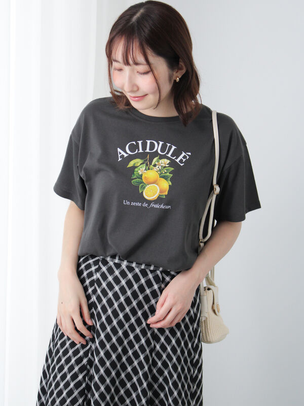 セール】 フルーツモチーフ柄Tシャツ（オフホワイト/チャコールグレー