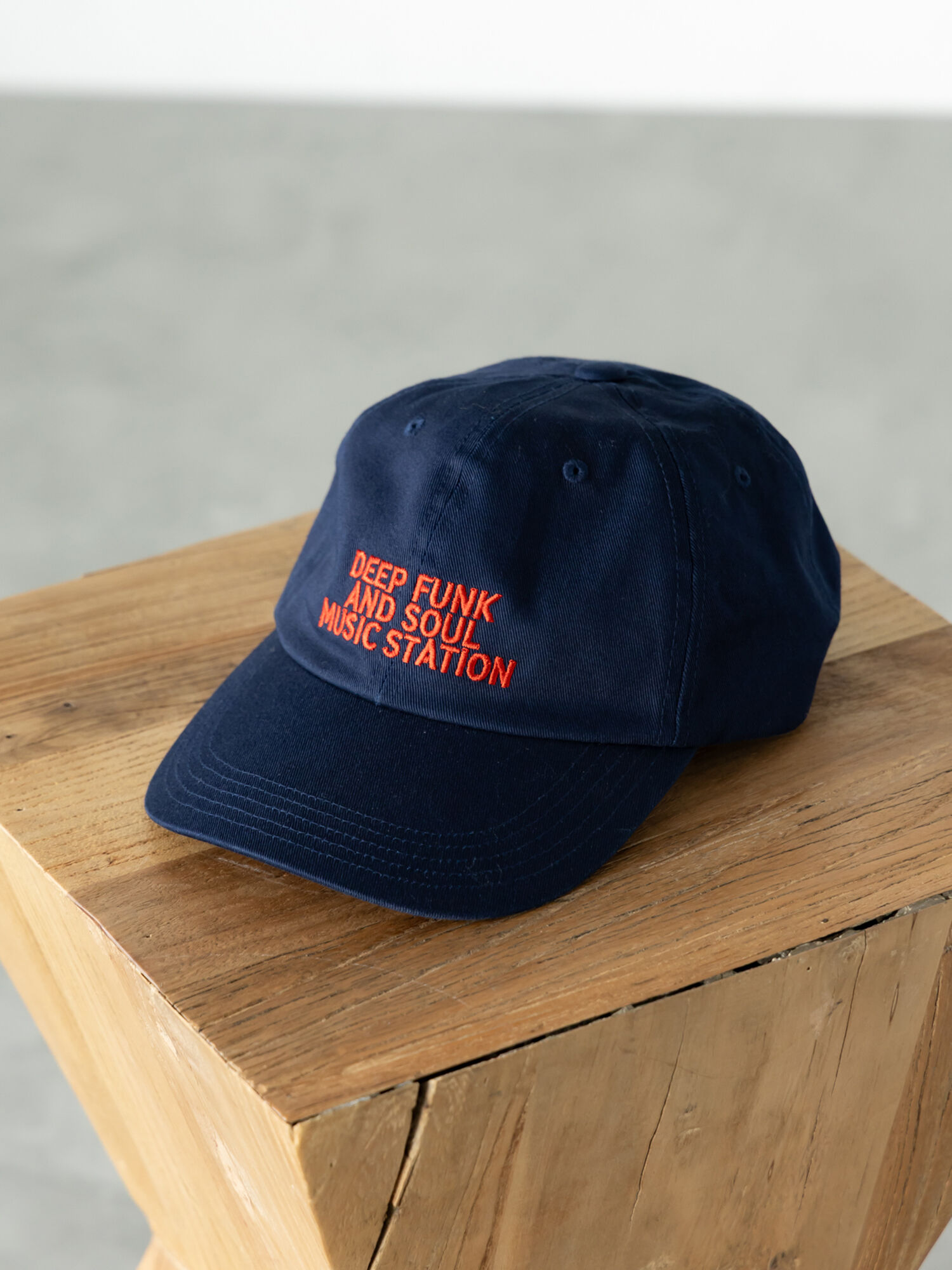 刺繍入りキャップ《2025autumn catalog item》（オフホワイト/ボルドー