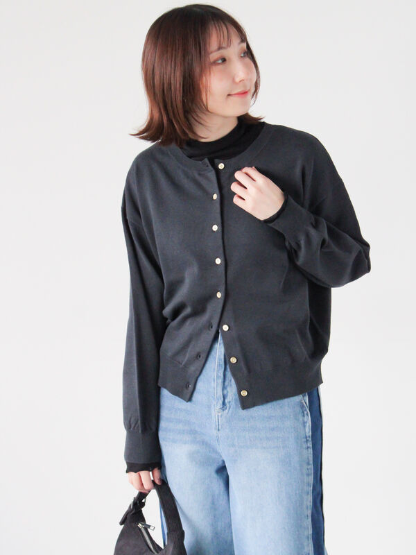 金釦クルーネックカーディガン（オフホワイト/チャコールグレー