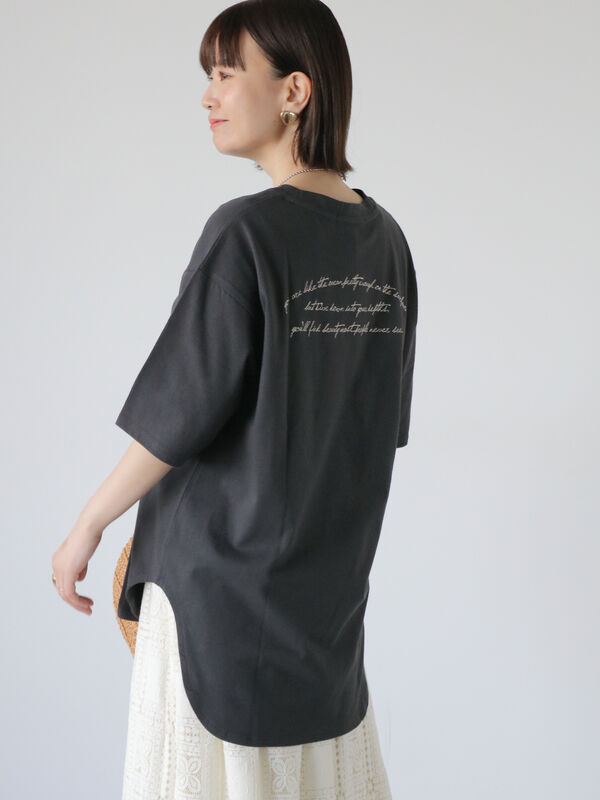 realis ロゴ刺繍tシャツ オファー ブラック