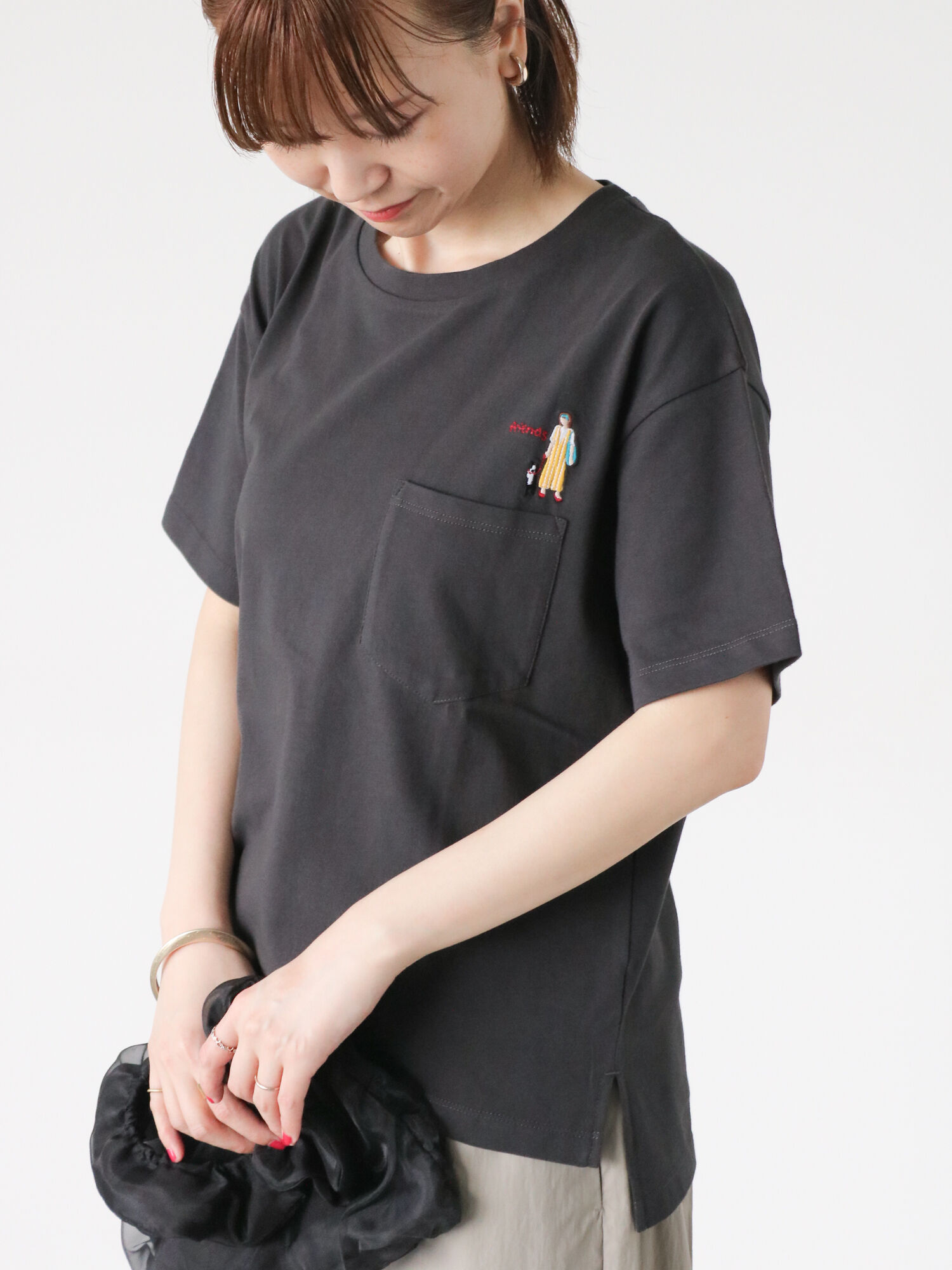 女の子刺繍Tシャツ（オフホワイト/チャコールグレー/ブラック/トップス 