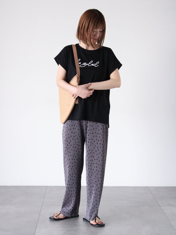 セール】 フロント刺繍Tシャツ（オフホワイト/ブラック/ピンク