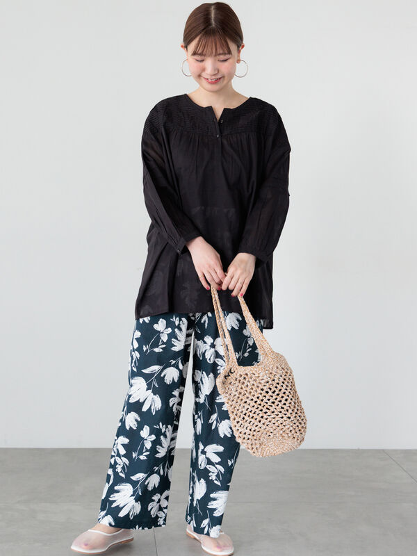 OURHOME 繊細なピンタック使い、コットンボイルブラウス　ブラック 繊細なピンタック使い、コットンボイルブラウス – OURHOME