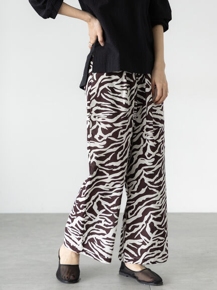 Gradient Dye Floral Embossed Wide Leg Jeans - brown - Mame