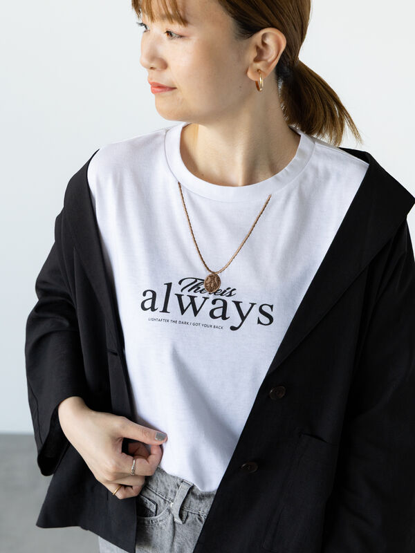 セール】 ネックレス刺繍プリントTシャツ（オフホワイト