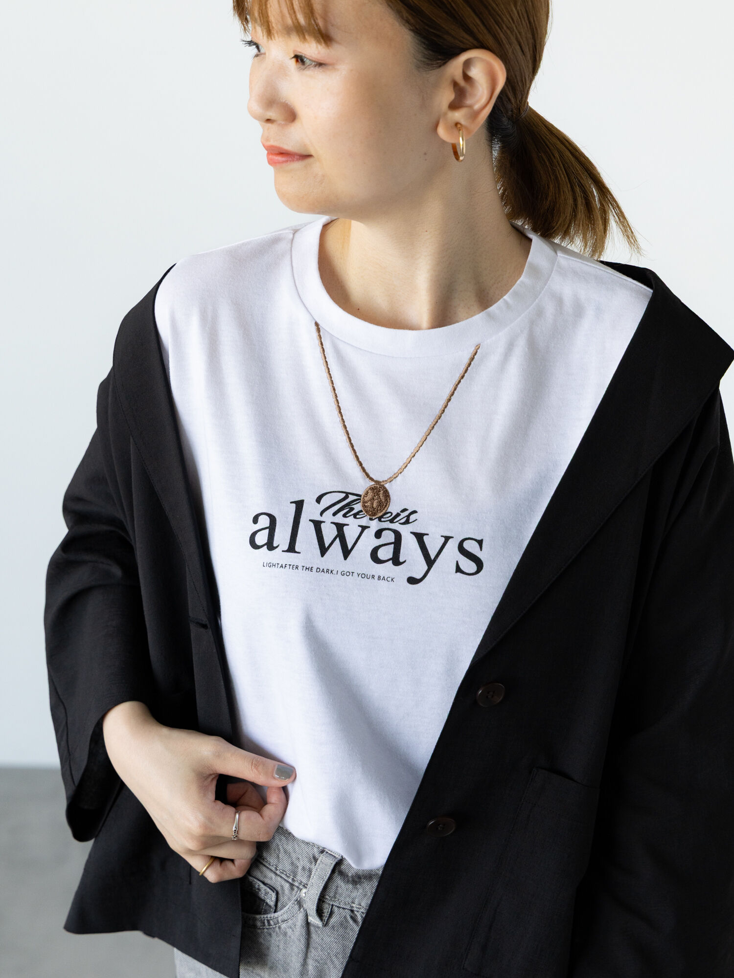 ネックレス刺繍プリントTシャツ（オフホワイト/チャコールグレー