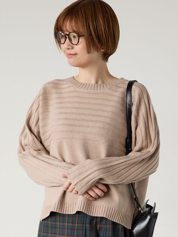 編地切替クルーネックニット（オフホワイト/チャコールグレー/レッド