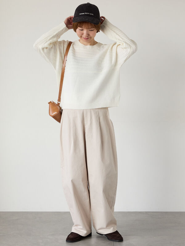 編地切替クルーネックニット（オフホワイト/チャコールグレー/レッド