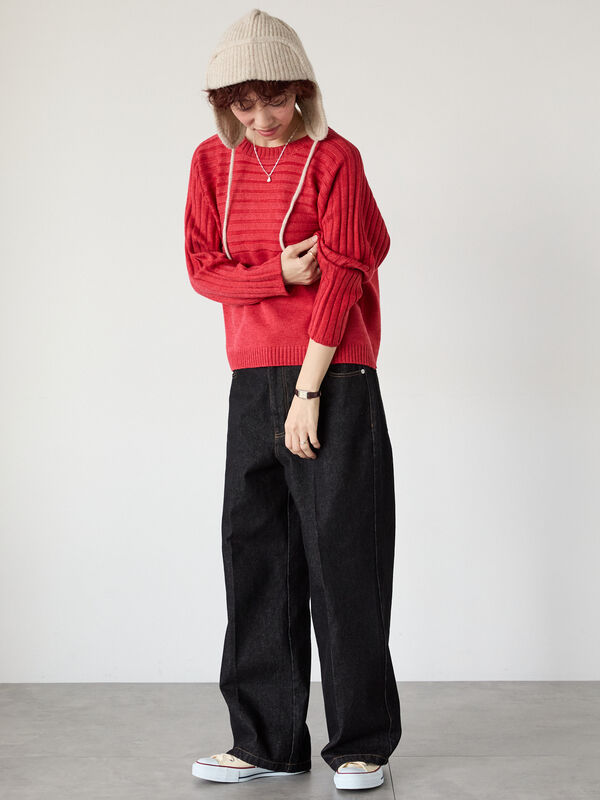 編地切替クルーネックニット（オフホワイト/チャコールグレー/レッド