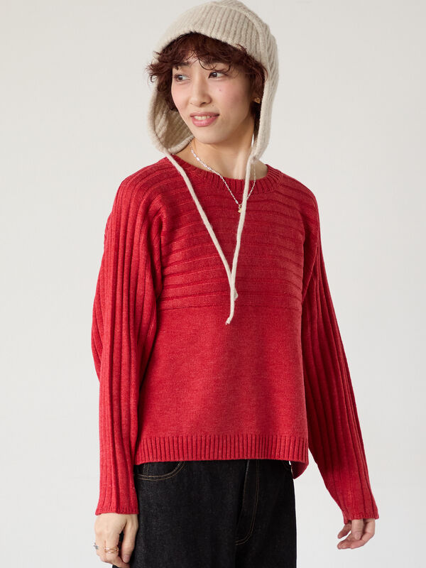 編地切替クルーネックニット（オフホワイト/チャコールグレー/レッド