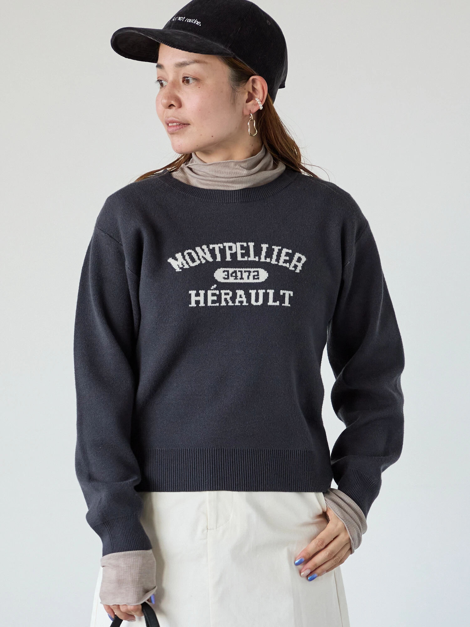 カレッジ風ロゴニットプルオーバー（オフホワイト/グレー