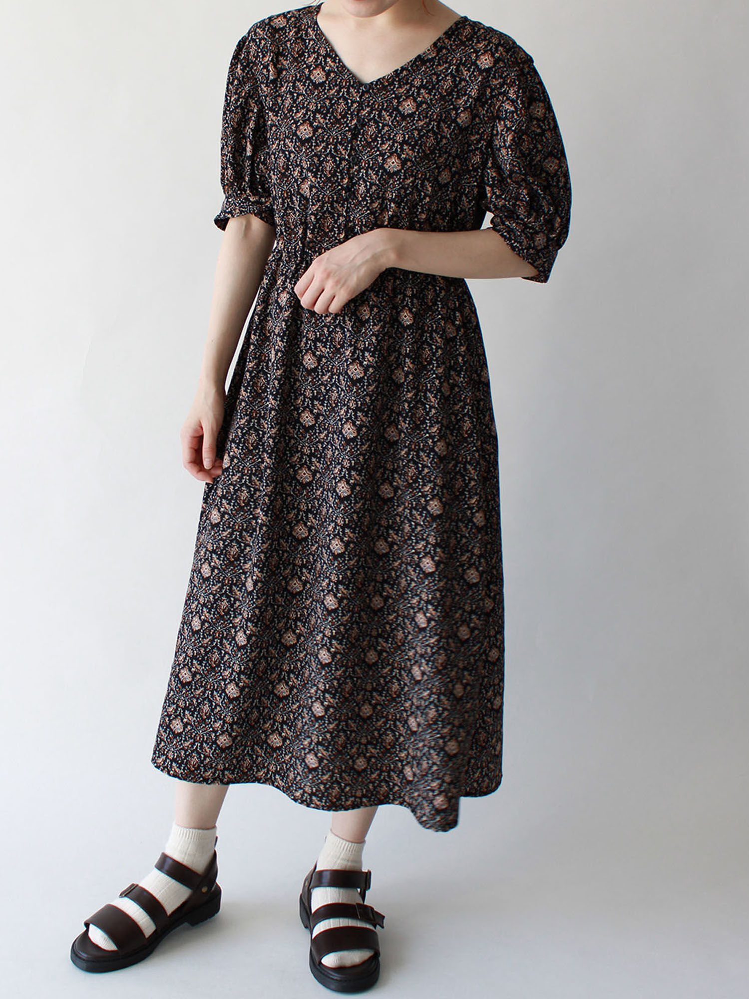 セール Vネック花柄ワンピース ブラック ブラウン キナリ ワンピース Ehka Sopo エヘカソポ 公式通販