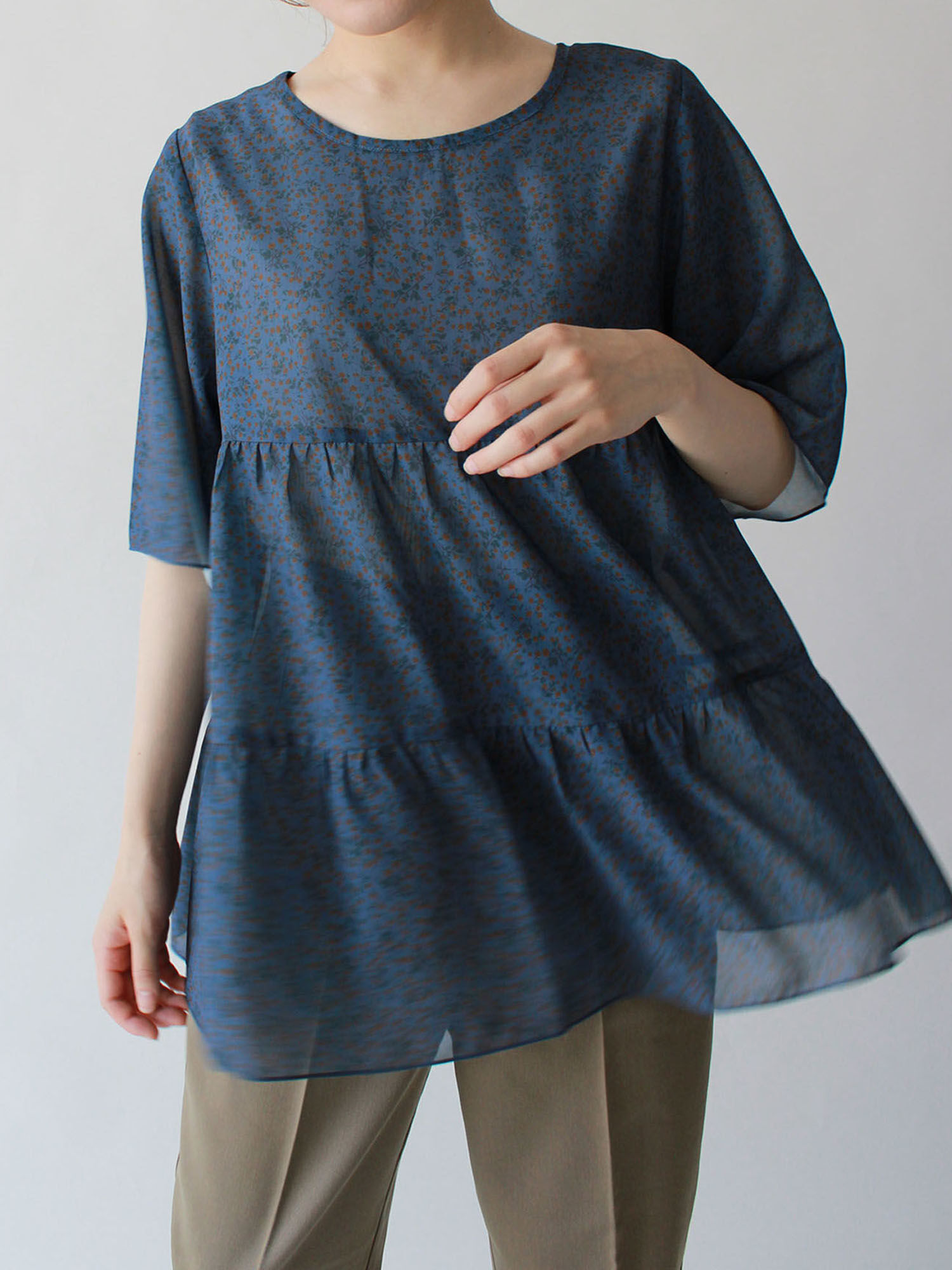 セール 小花柄ティアードブラウス ブラック ベージュ ブルー キナリ トップス Ehka Sopo エヘカソポ 公式通販