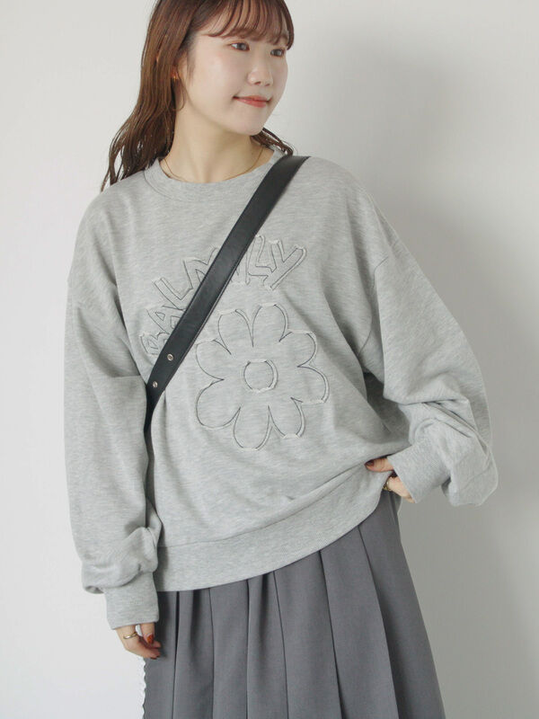セール】 花ワッペンスウェット（オフホワイト/グレー/ミント/ブルー