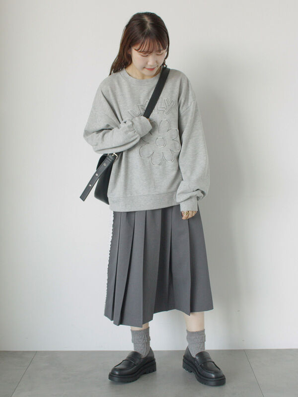 セール】 花ワッペンスウェット（オフホワイト/グレー/ミント/ブルー