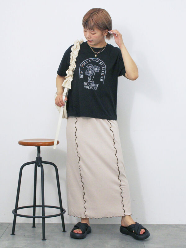 セール】 花プリントTシャツ（オフホワイト/ブラック/ピンク