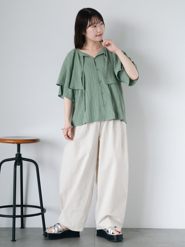 セール】 シワ加工ケープカラーブラウス（オフホワイト/ブラック