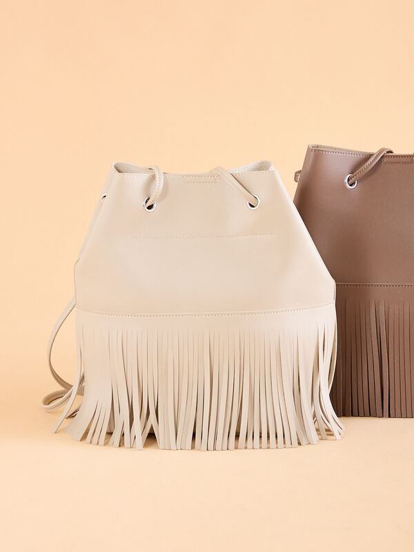 1円 アタオ エナメル フリンジ ショルダーバッグ ベージュ×ゴールドカラー BA212 ATAOのフリマアイテム一覧