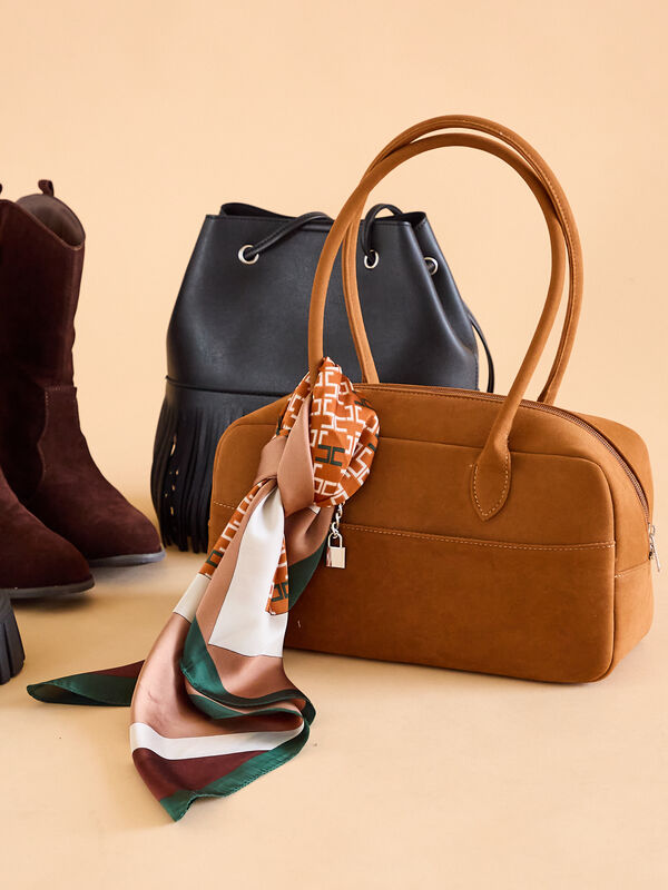 セール】 チャーム付きエコスウェードボストン（ベージュ/ブラウン