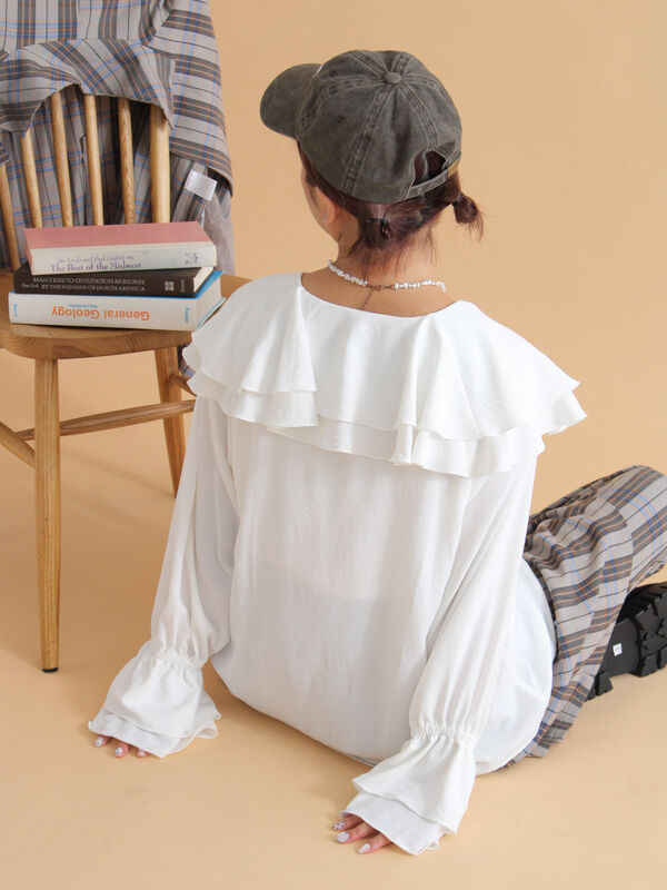 セール】 ラッフル襟ブラウス（オフホワイト/ブラック/ブルー/トップス