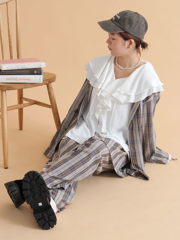 【Acquisto di impulsi! 】GYAKUSOU セール】 ラッフル襟ブラウス（オフホワイト/ブラック/ブルー/トップス