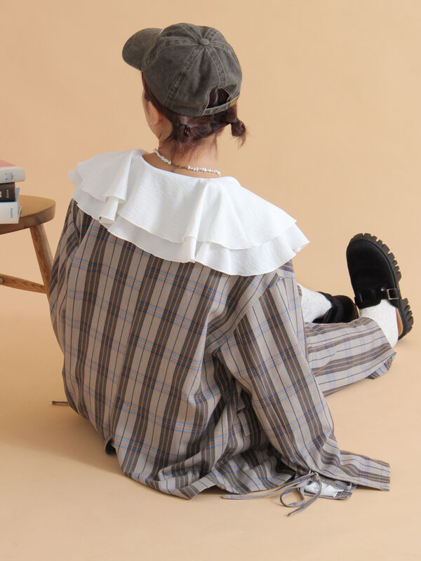 セール】 ラッフル襟ブラウス（オフホワイト/ブラック/ブルー/トップス